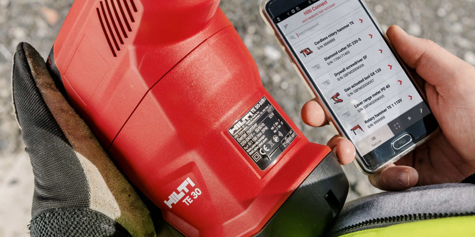 a contractor scans his tool with the Hilti Connect app